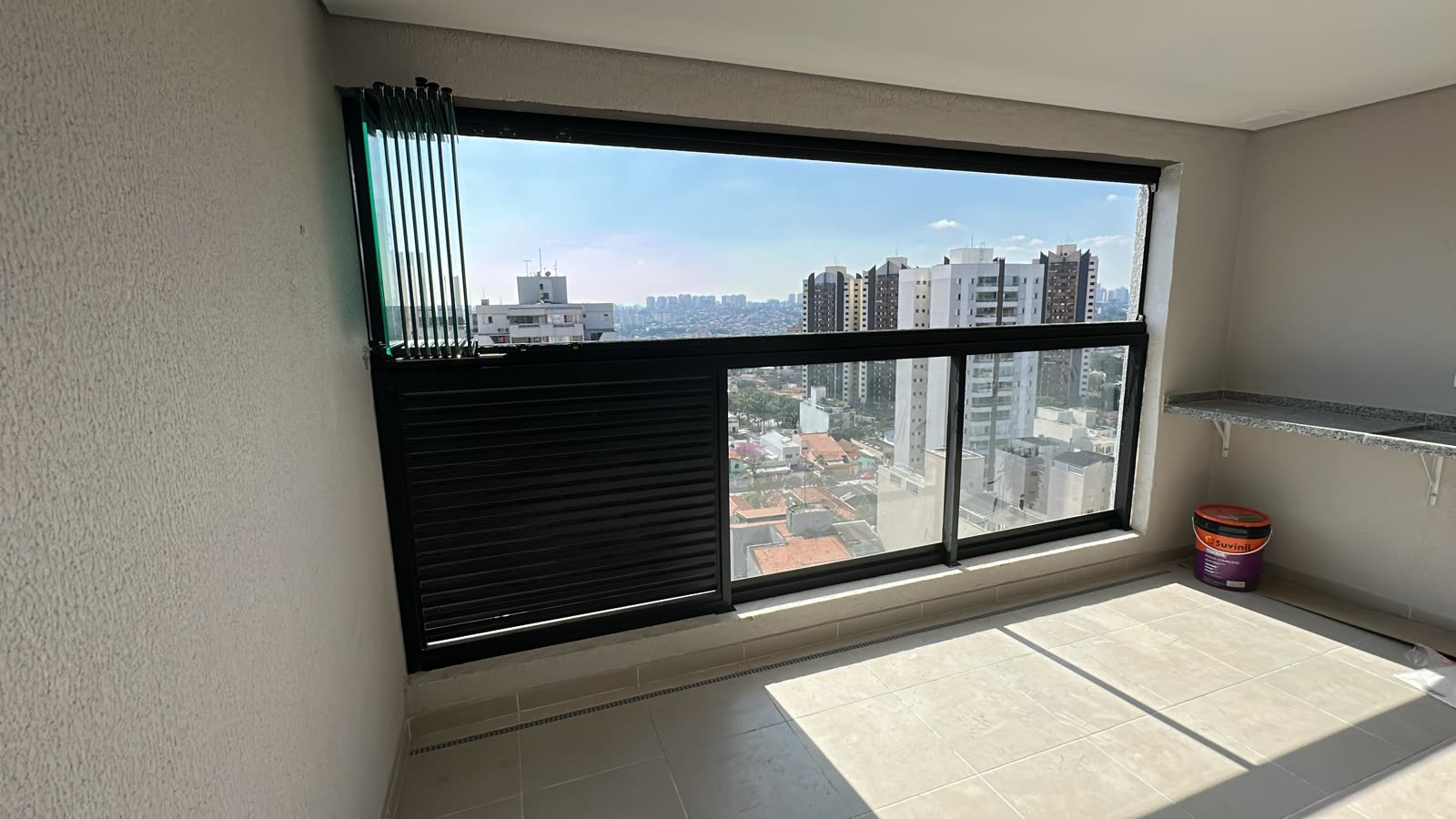 Sacada com os vidros recolhidos na lateral