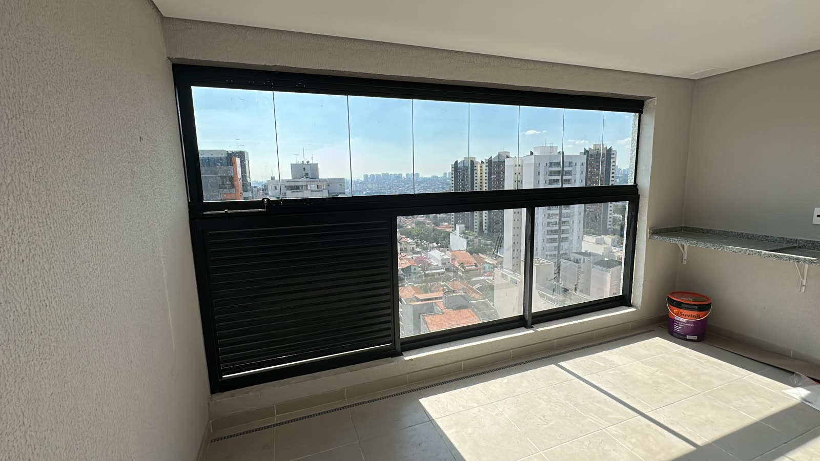 A mesma sacada com os vidros fechados de ponta a ponta