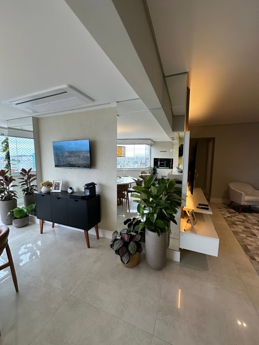 Sala com espelho de piso a teto instalado no pilar