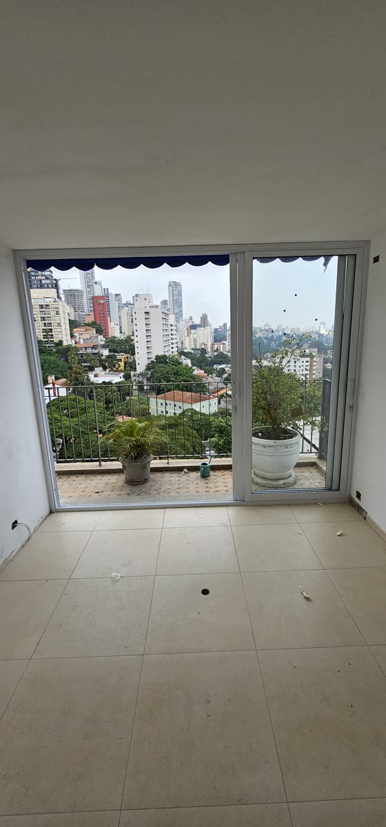Porta de vidro aberta para a varanda