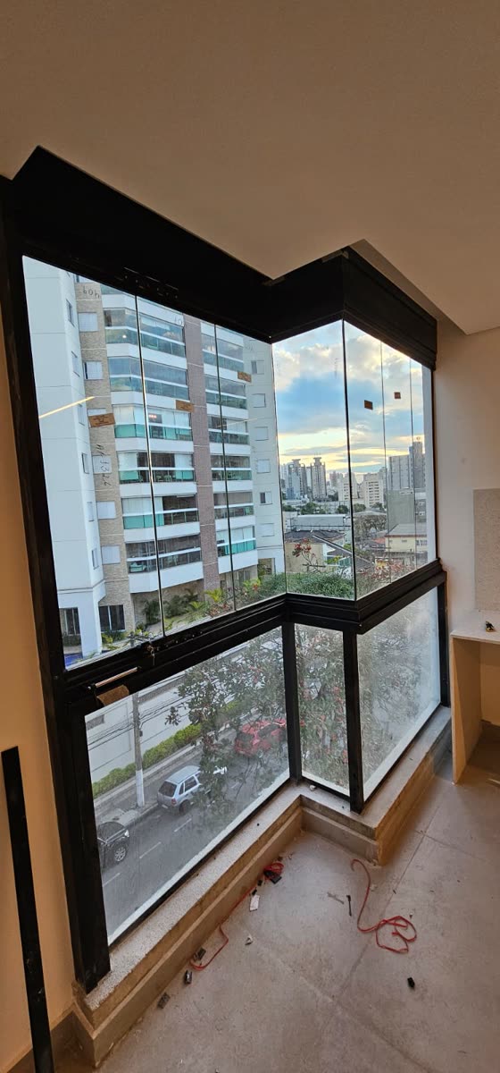 Sacada de canto envidraçada com vista para a avenida